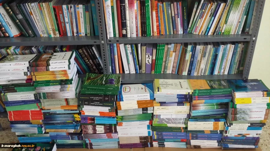 دریافت بیش از 200 جلد کتب اهدایی از انتشارات دانشگاه تبریز به کتابخانه دانشکده 2