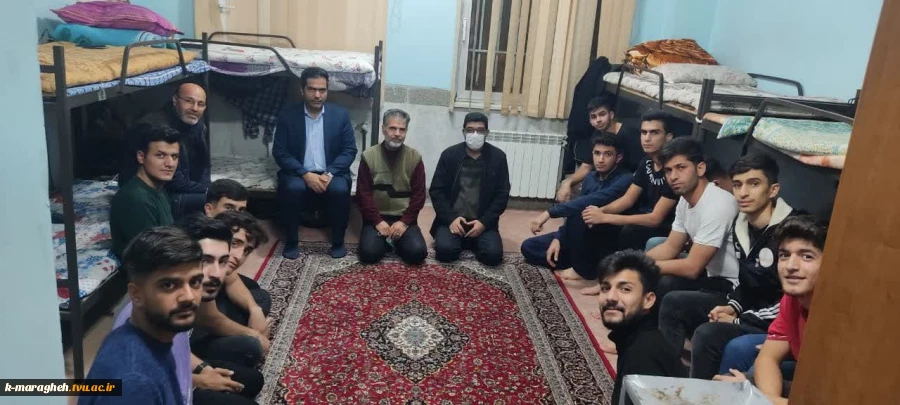 بازدید دکتر رحمتی نژاد سرپرست دانشکده از خوابگاه دانشجویی بمناسبت روز دانشجو 2